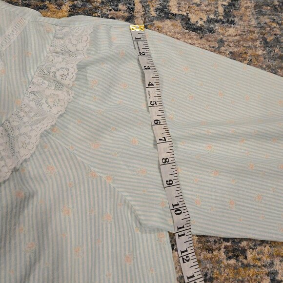 Vintage 80's Ruffles and Lace Lounge Housecoat - Picture 10 of 12